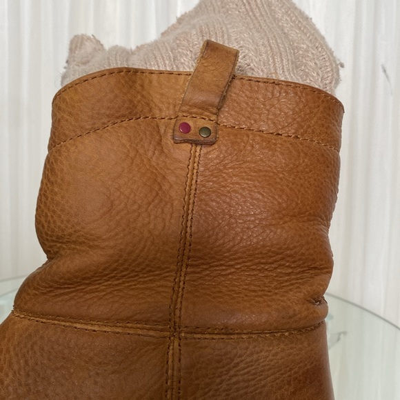 Kodiak Chelsea ankle distressed leather boots, colour cognac/tan knit top Size 7 - Picture 13 of 16